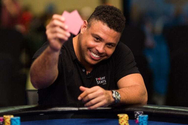 Ronaldo đánh poker